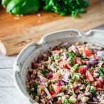 Ceviche de champiñones o de hongos en un plato.