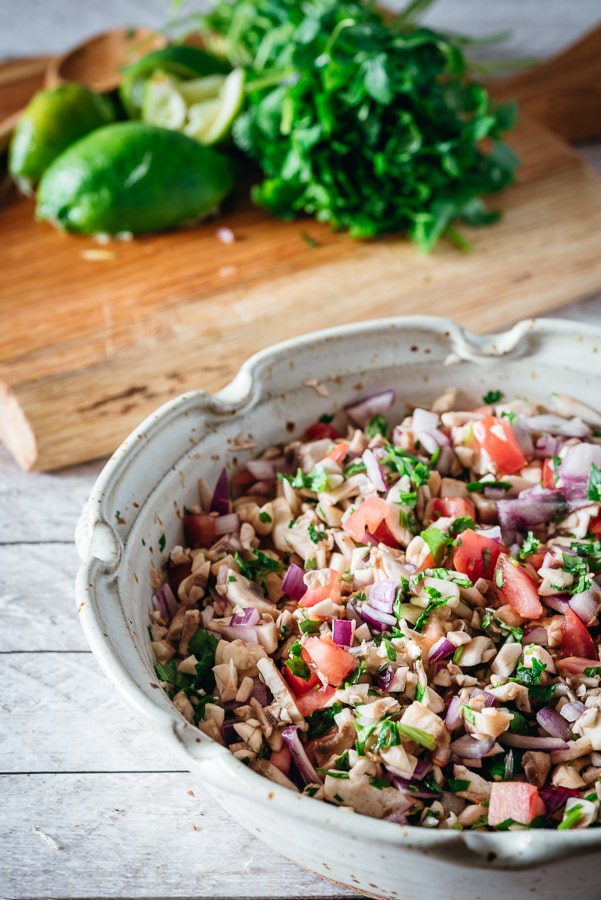 Ceviche de champiñones o de hongos en un plato.