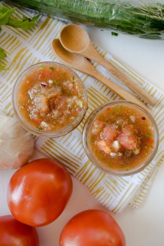 gazpacho en copitas para servir