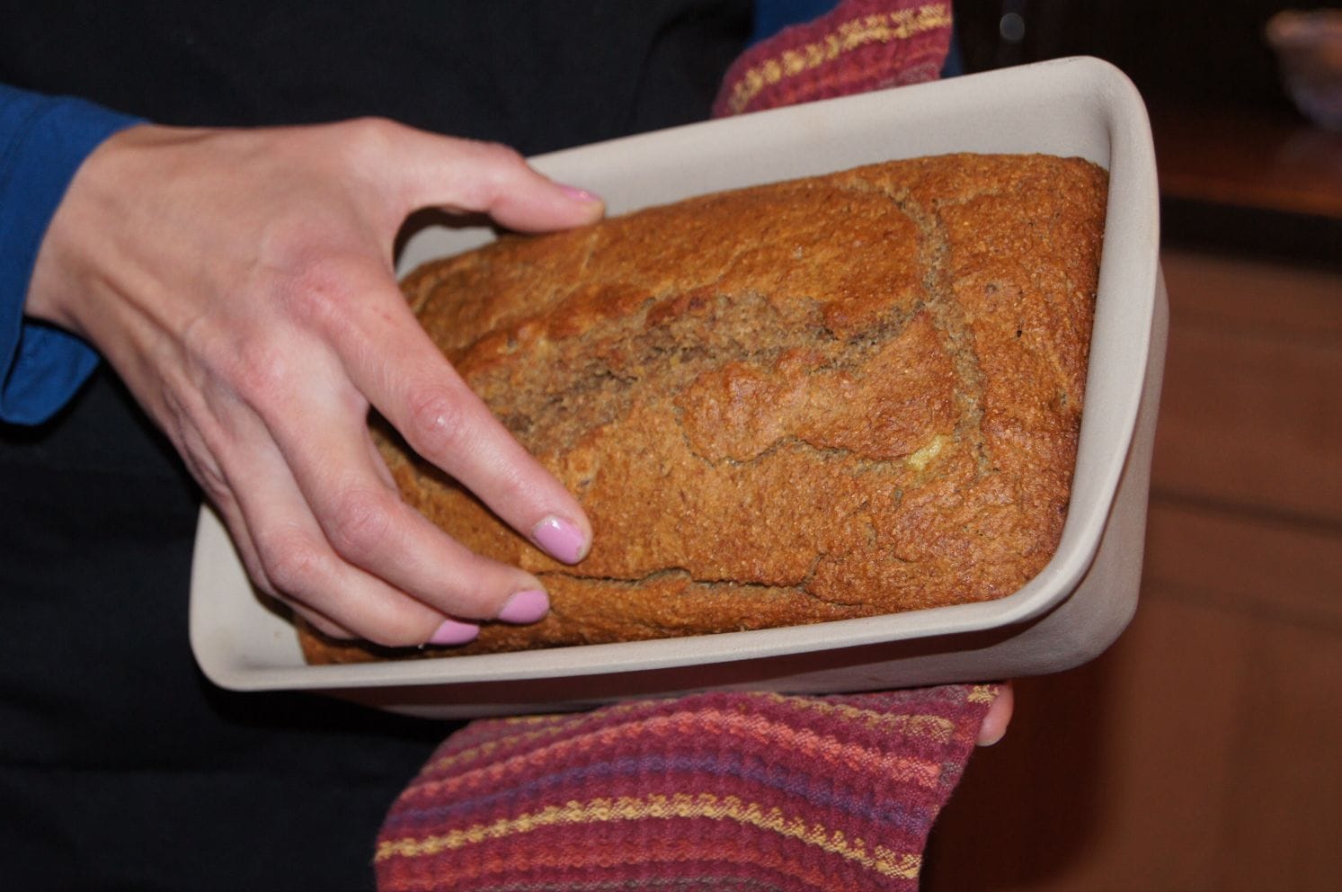 Pan de banana en el molde de hornear.
