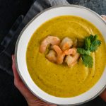 Plato de crema de calabaza con quinoa.