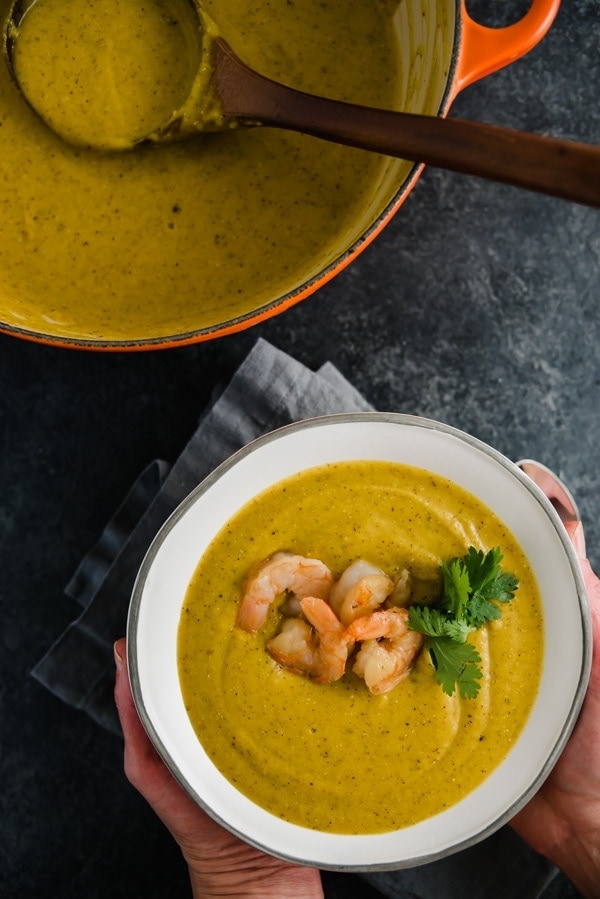 Crema de Calabaza con Quinoa en un plato servido.