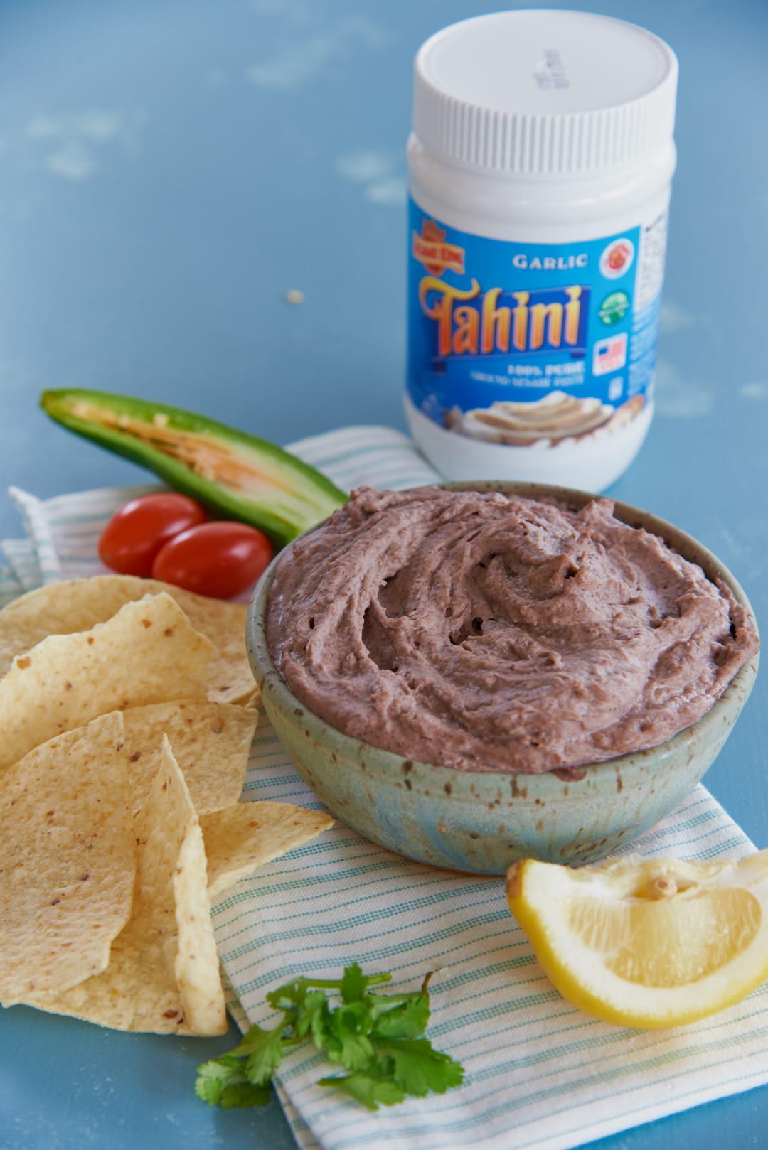 Dip de frijoles negros con crema tahini.