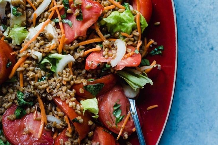 Ensalada de farro perlado con tomates