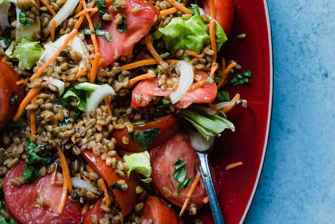 Ensalada de farro perlado con tomates