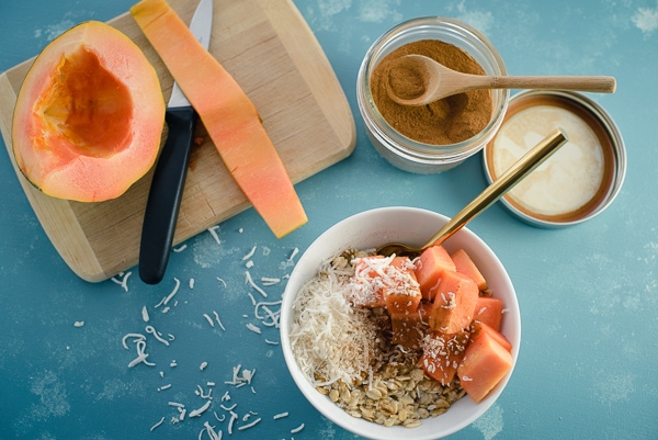 Un plato de avena con papaya y coco.