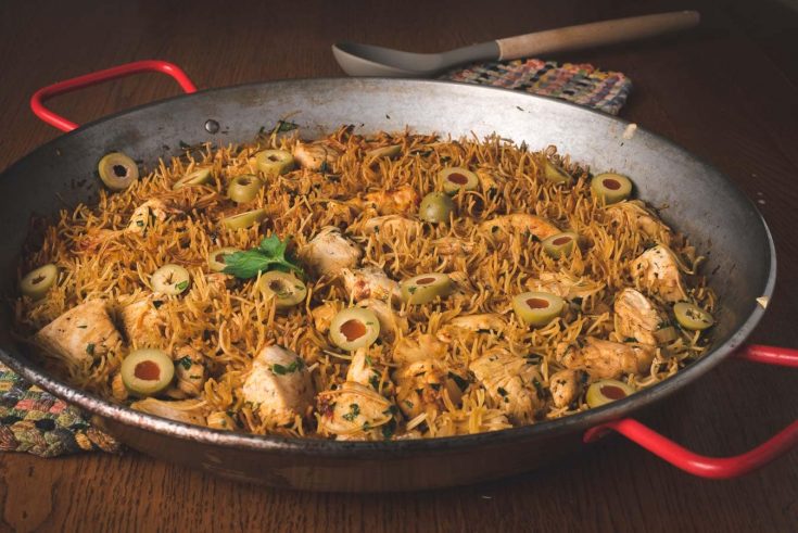 Fideos paella showing the pasta standing up.