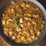 Paella de fideos con pollo en el pan de paella.