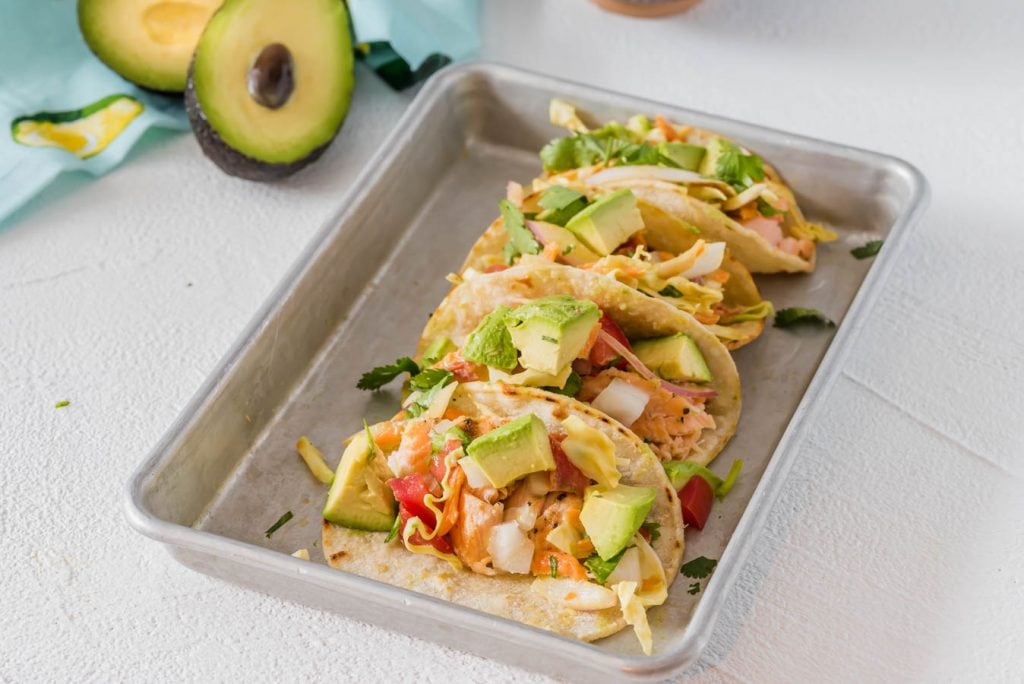 Tacos de salmon con aguacate servidos.