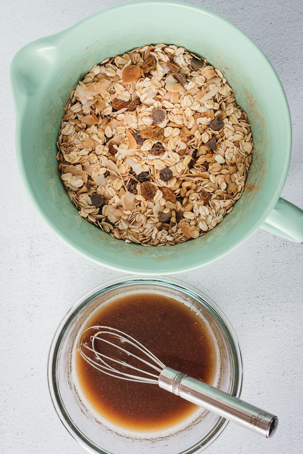 Avena y aceite en recipientes