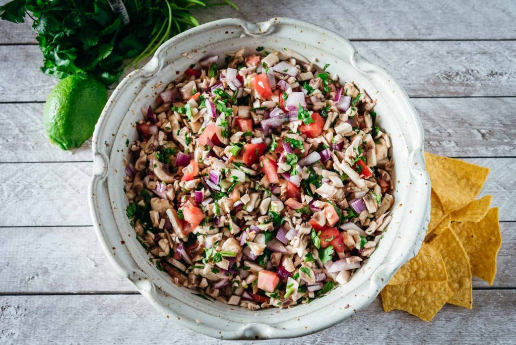 Ceviche de hongos o champiñones en un plato.