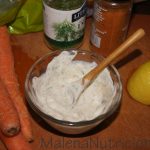 Dip de yogur con especias en un bol.