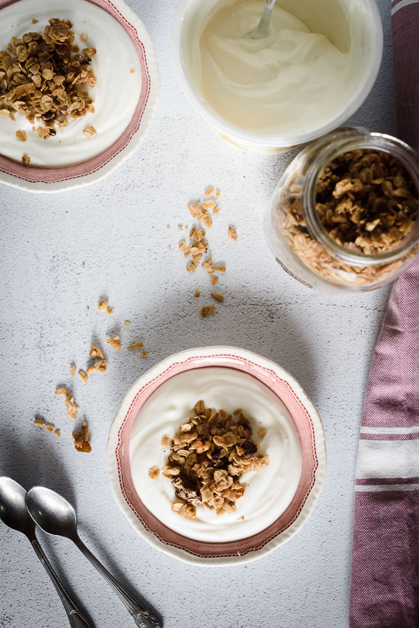 Granola con yogur en platos.