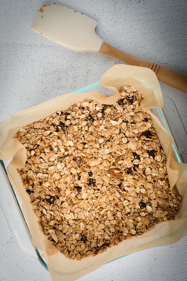 Granola en la bandeja de hornear