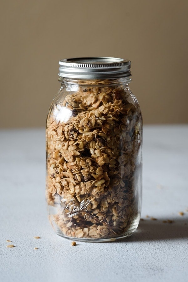 Granola en un envase de vidrio.
