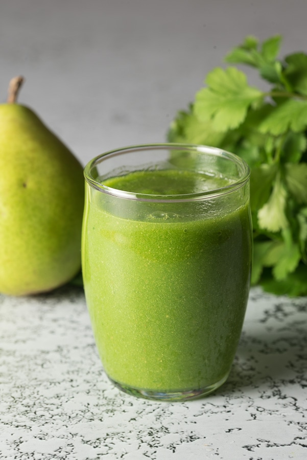 Jugo de pera con espinacas en un vaso.