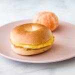 Mini bagel con huevo y mandarina.