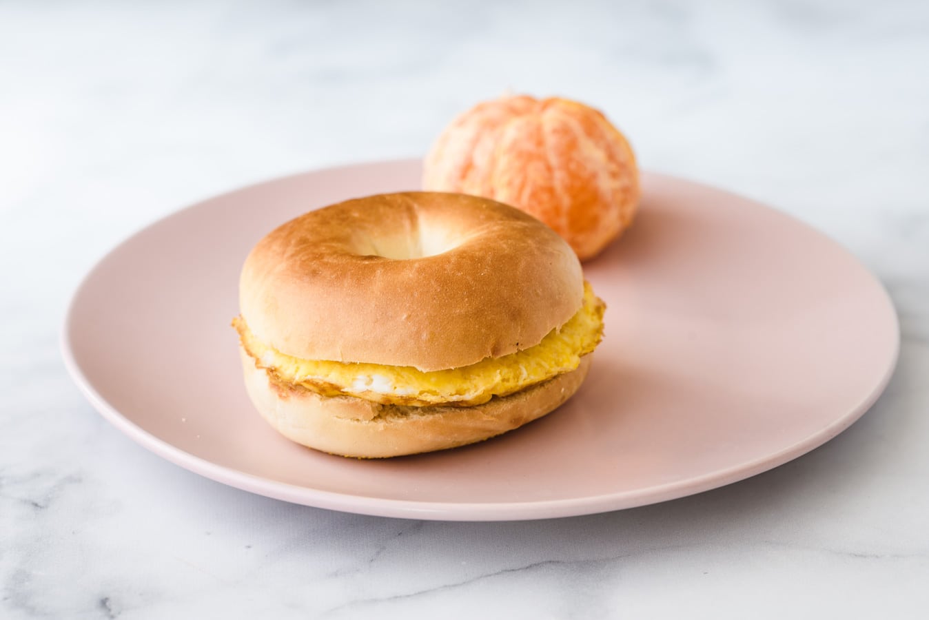 Mini bagel con huevo y mandarina.