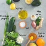 Ingredientes para hacer aderezo de ensaladas: vinagre balsámico, limones, aceite, sal, miel de abeja, naranja, hierbas, mostaza, ajo, cebolla.