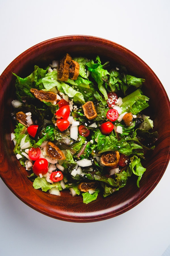 Ensalada de lechugas, tomates con higos secos.