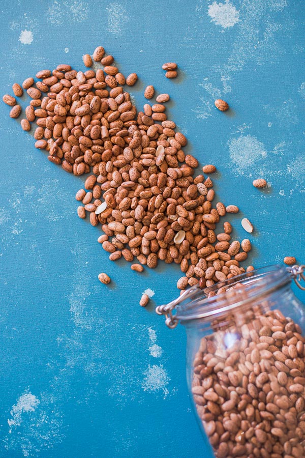 Frijoles pintos secos en la mesa.
