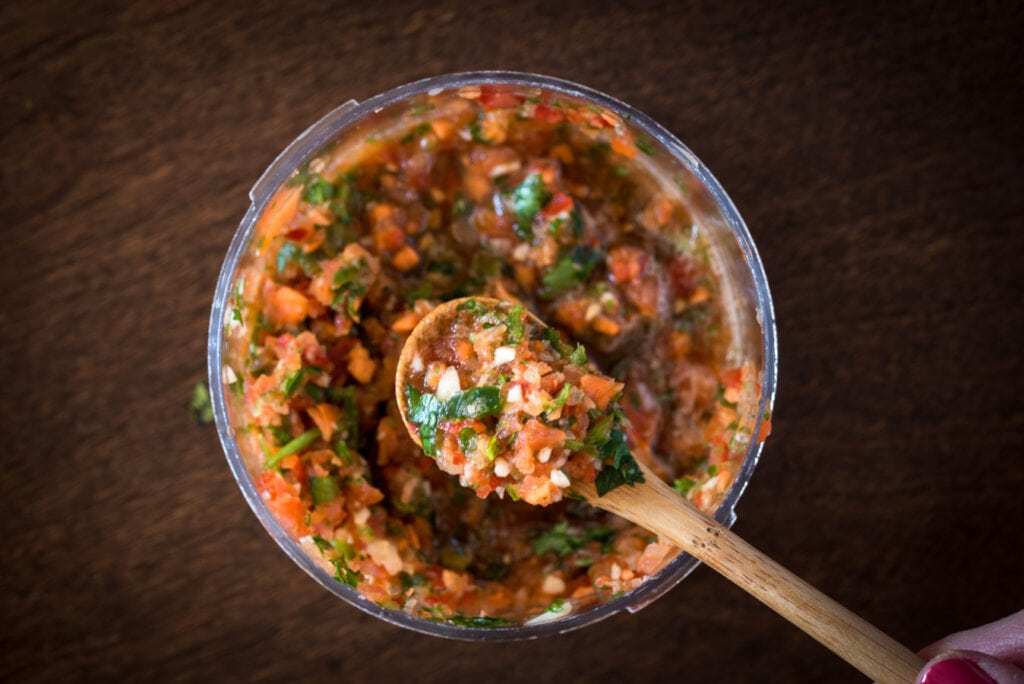 Sofrito de vegetales en una cuchara