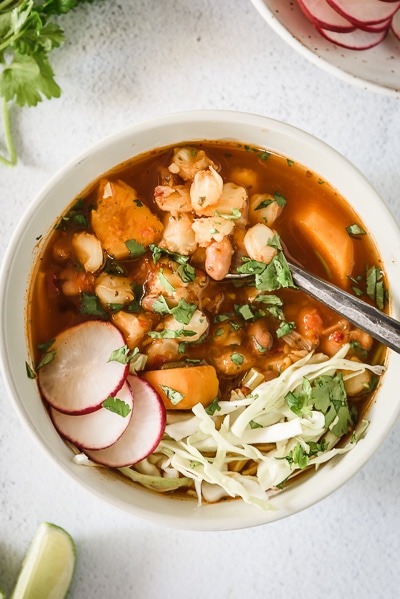 Pozole rojo vegetariano.