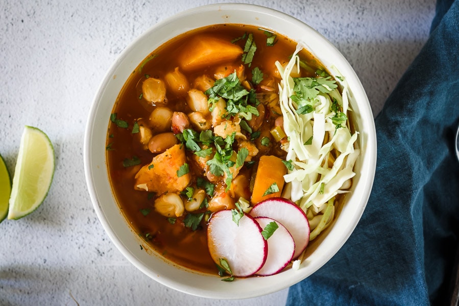 Un plato de pozole.