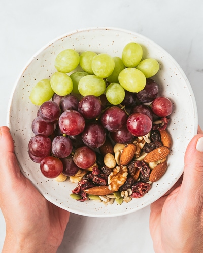 Mezcla de nueces y uvas.